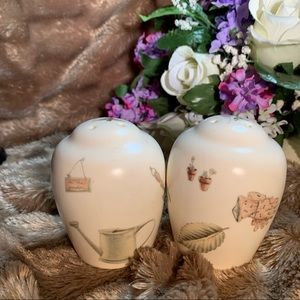 Pfaltzgraff Naturewood salt and pepper shakers